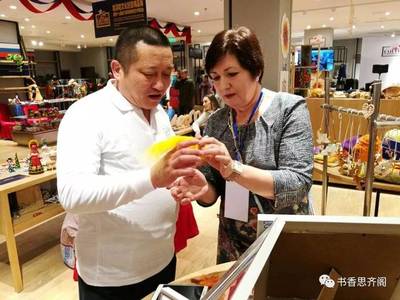 薪火相傳，巧手繪非遺——記哈爾濱市尚威志愿者協會文化志愿者分會參加“哈深哈”麥秸畫展示活動